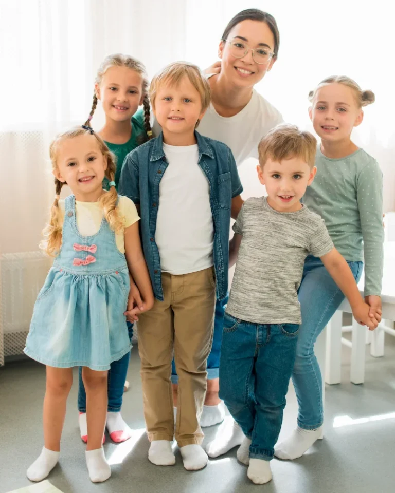 front-view-children-teacher-posing-together